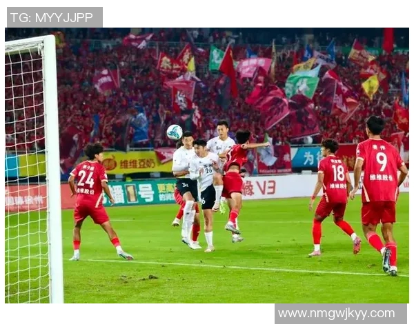 中国小学生足球赛决赛气氛热烈 场面堪比职业联赛吸引全场目光 中国小学生足球赛决赛气氛热烈 场面堪比职业联赛吸引全场目光