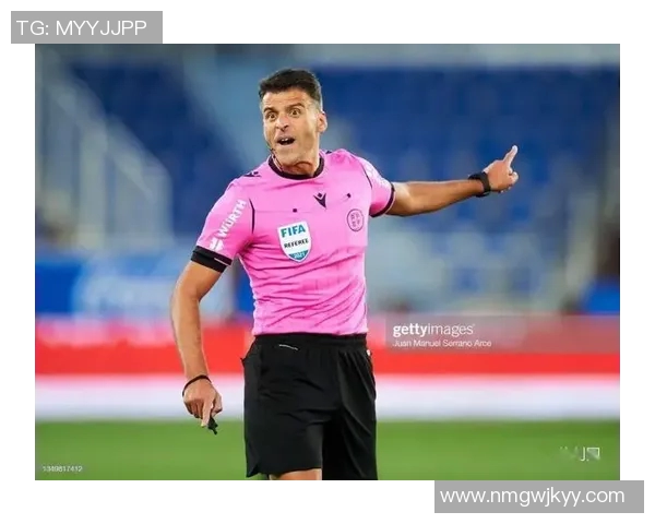 国米赛场突发小插曲裁判及时干预处理引发热议 国米赛场突发小插曲裁判及时干预处理引发热议